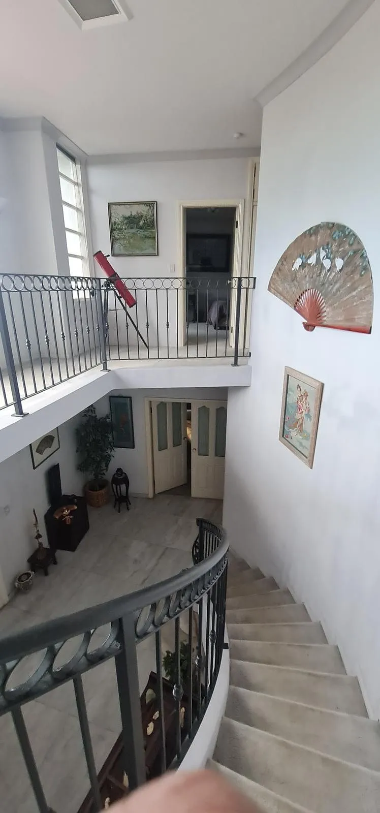 Curved staircase and stairwell